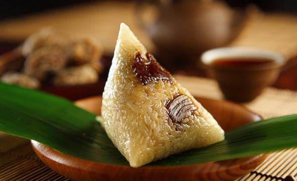 (Eating Zongzi 吃粽子 chī zóng zi)